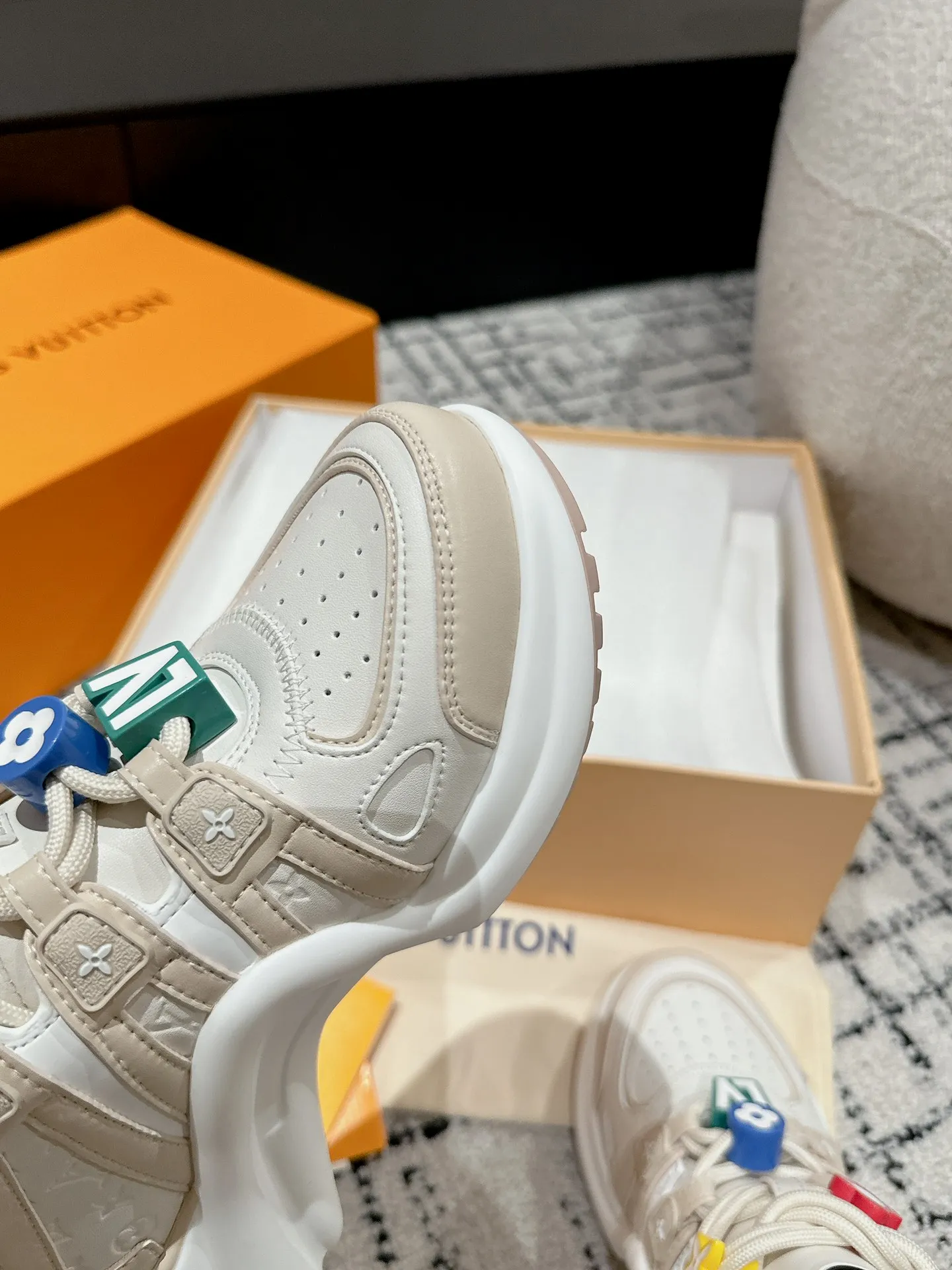 👟👟Ex-factory price 720👟👟 Top version Louis Vuiton·Louis Vuitton 24/ New Chinese Valentine's Day limited edition LV Archlight series arch sole dad shoes casual thick-soled lace-up sneakers Top version 🔝Buy the original version, develop and make goods👍🏻 This LV dad shoe features an eye-catching wavy sole and large tongue. It is equipped with a sporty super-elastic running shoe style rubber outsole, which is very eye-catching. It is also combined with a soft and elastic upper made of a variety of high-tech fabrics, making the upper foot comfortable and soft! ...